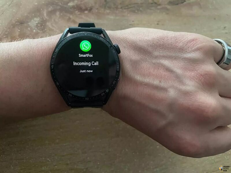 Eingehender Anruf auf der Fitnesstracker Smartwatch